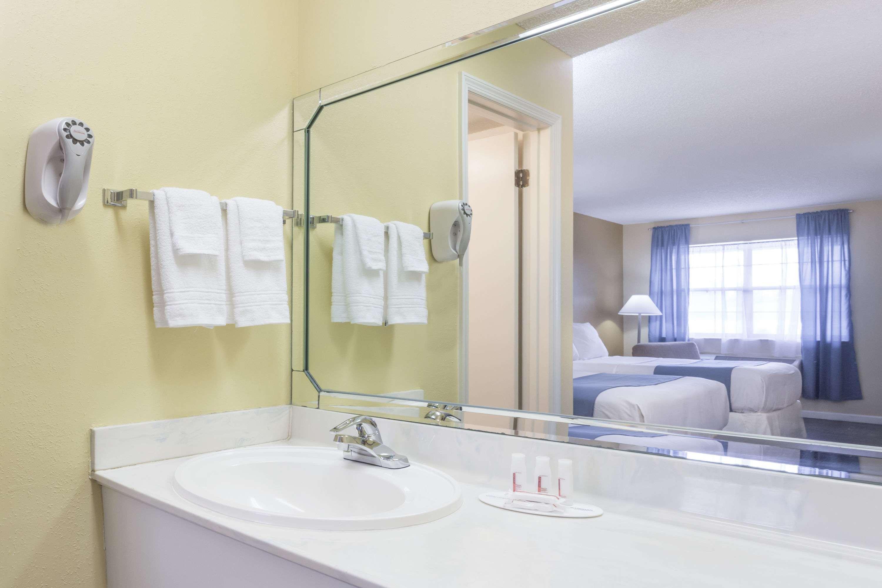 Days Inn By Wyndham Madison Kültér fotó